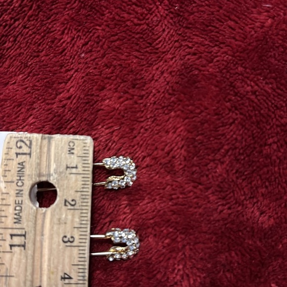 Crystal metal gold plated pin earrings - Picture 10 of 12